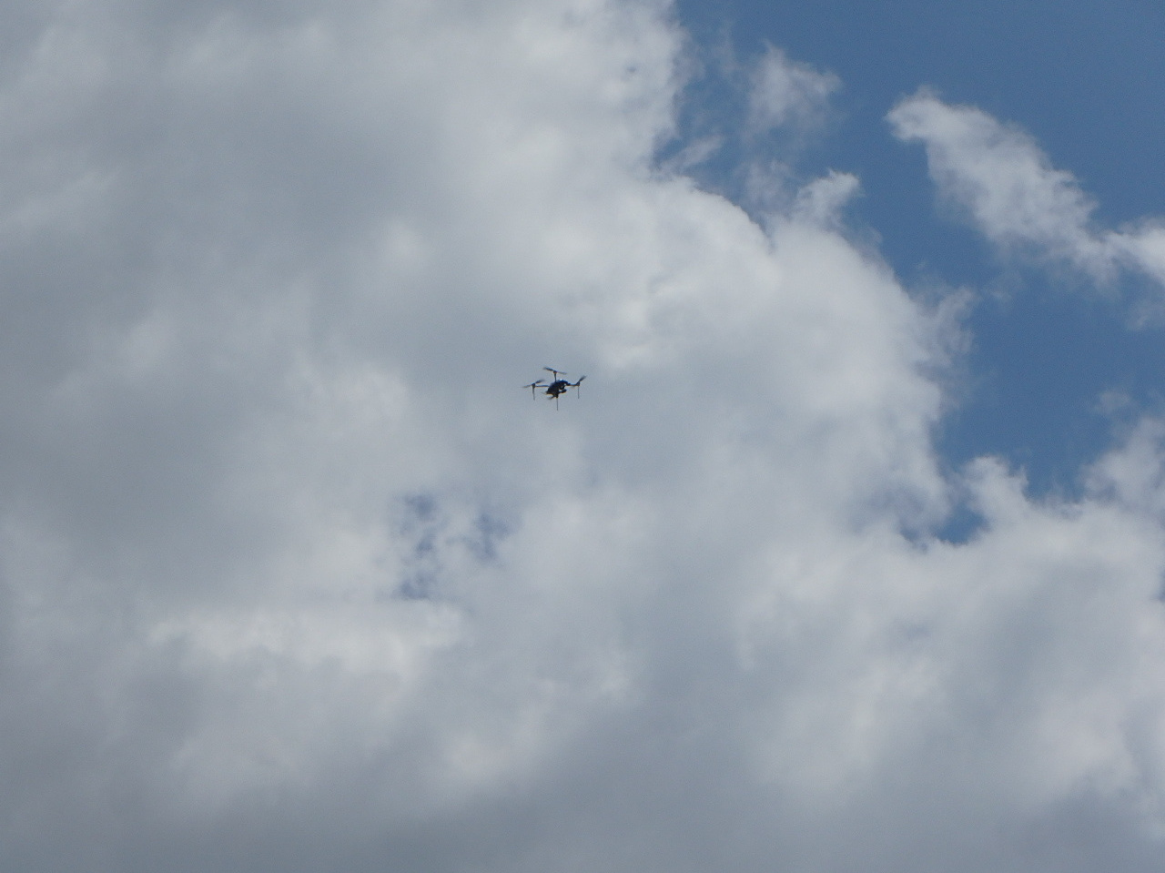 空を飛ぶドローン
